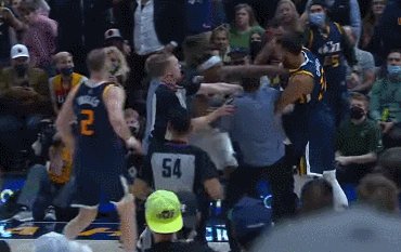 1636704647377000175.gif 爵士步行者共4人遭驱逐 冲突频发也是新版本的锅?